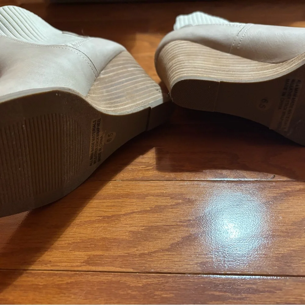 DV by Dolce Vita Cream Ankle Booties - Picture 4 of 4